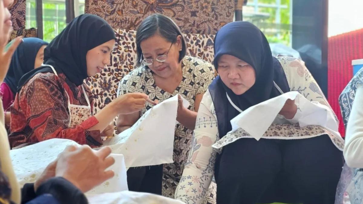 Rayakan Hari Batik Nasional, KAI Daop 8 Ajak Penumpang Belajar Membatik di Stasiun Gubeng