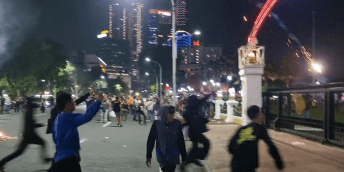 Demo #IndonesiaSekarat di Surabaya Memanas, Massa Lempari Aparat dan Goyang Pagar Grahadi