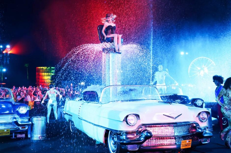 Sabrina Carpenter Buka Coachella 2026 dengan Set Glamor ala Hollywood Klasik